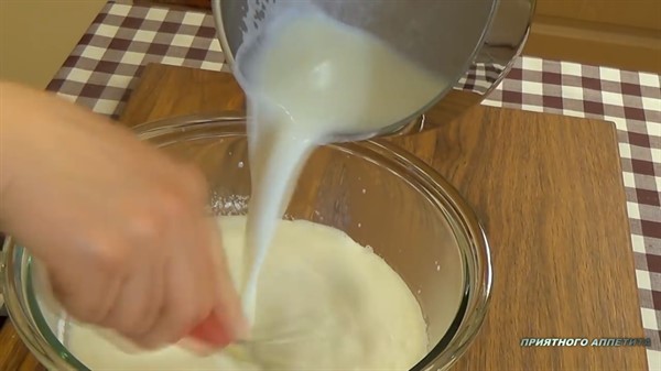 Горячее молоко вливаем в яичную массу
